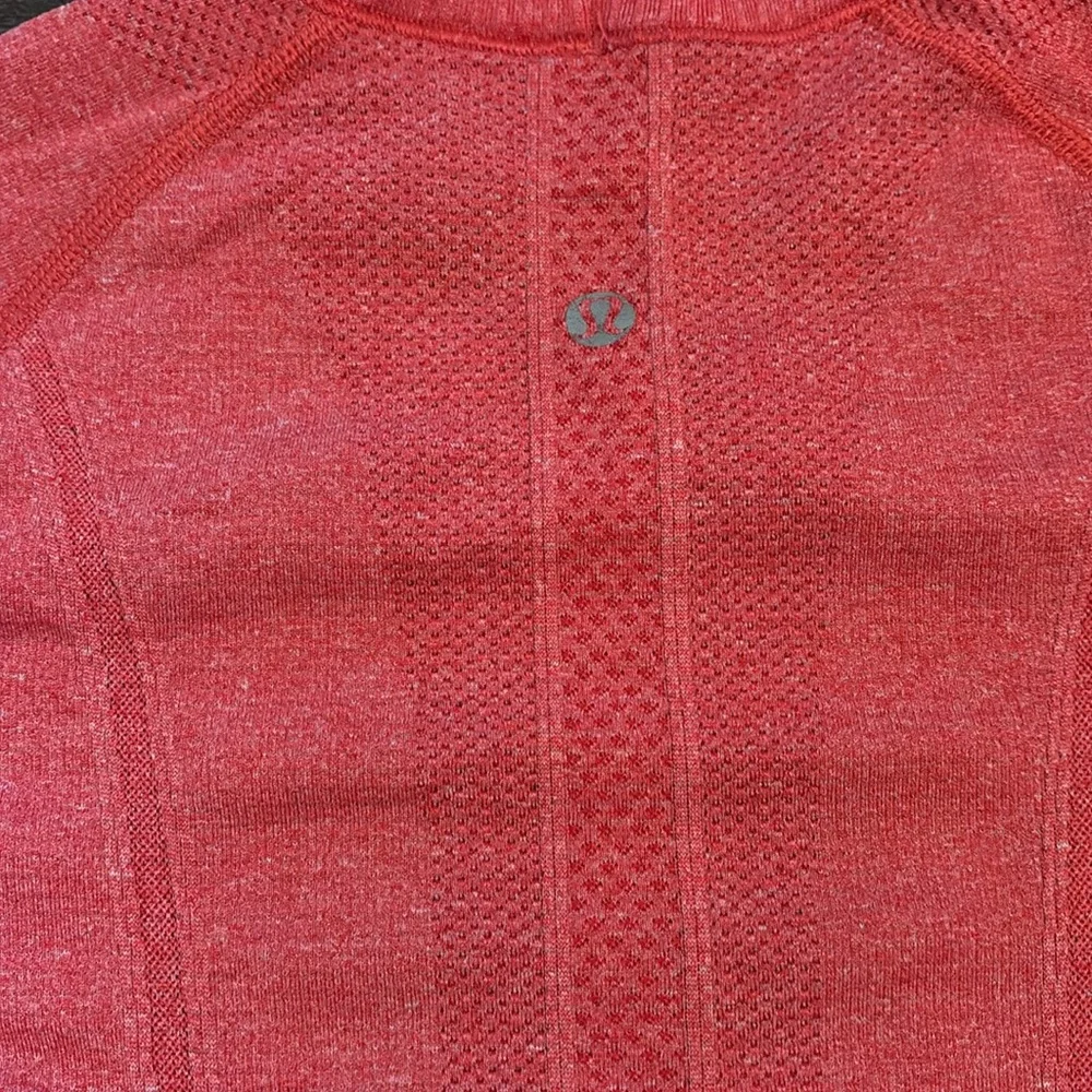 Lululemon short sleeve tech shirt, hip length. size 4
